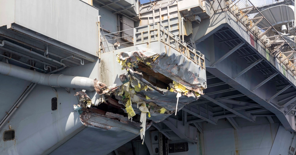 Outer Marina Sauceipper of USs S. Truman, following collision near suez channel