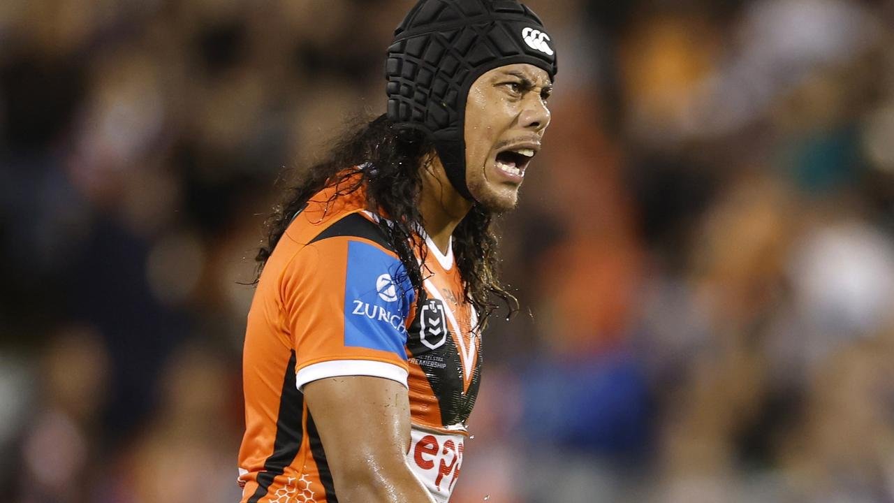 Jarome Lai suspends to load height without loading on Edward Kosi, Tigers Wests, Roreads 4