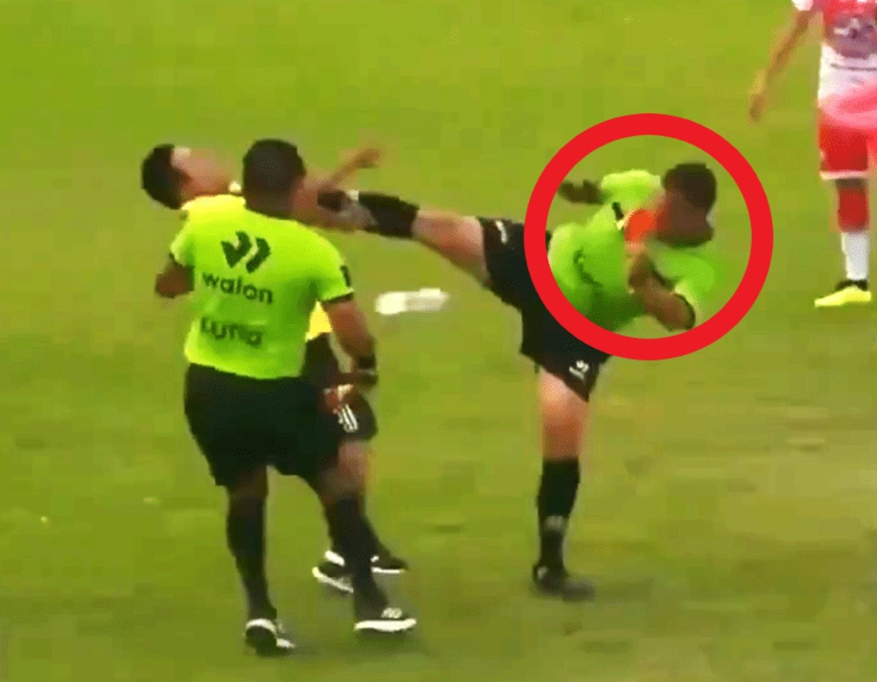The Strengening Loie Alegre Ko with Karate Insane Karate Tisca during a Peruvian match