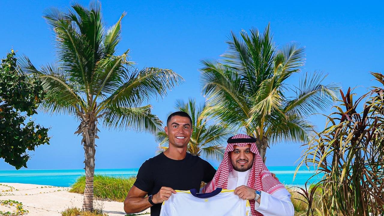 Cristially Ronaldo New Contractor, Bassing at Al Nassr, Salary, Saudi Club, Saudic Market, Social Places