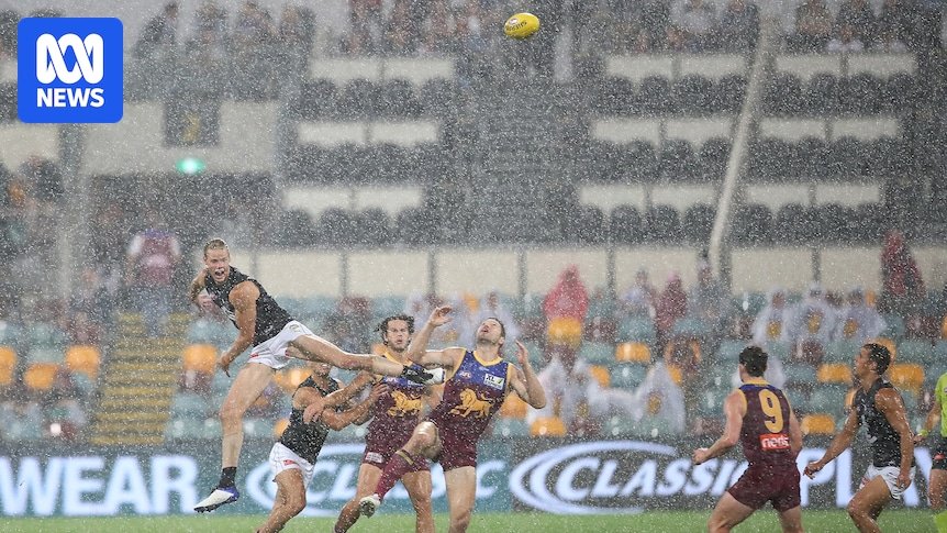 As "the winter game" Australian football rule to the rain, cold and heat